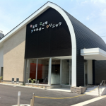 屋根：横葺（段葺　エバールーフ1型） 材料：カラーガルバリウム鋼板 外壁：横葺（段葺　エバールーフ1型） 材料：カラーガルバリウム鋼板 場所：愛知県みよし市 ≪施工担当者より≫ 屋根も壁もエバールーフ１型で棟で繋がっています。 壁が湾曲していて面白い建物です。 屋根を伏せています。 勾配が急で、材料の運搬・仮置や現場での加工・取り付け作業が大変でした。